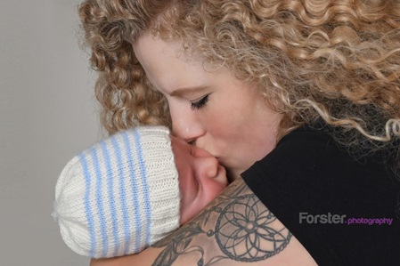 Junge Mutter mit Baby beim Newborn-Fotoshooting in Iserlohn