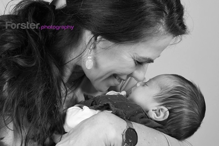 Junge Mutter mit Baby beim Newborn-Fotoshooting in Iserlohn