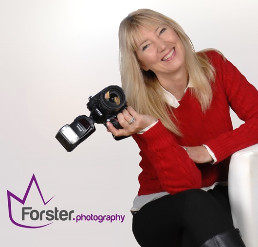 Die Fotografenmeisterin Andrea Otto mit Kamera von Forster Photography in Iserlohn