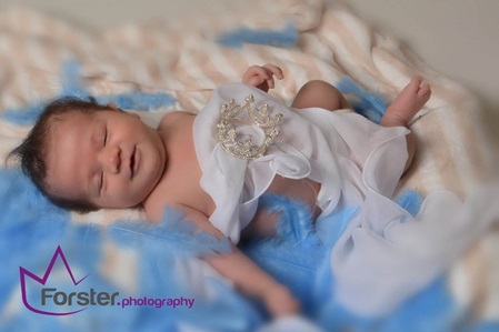 Kleines Baby beim Newborn-Fotoshooting in Iserlohn