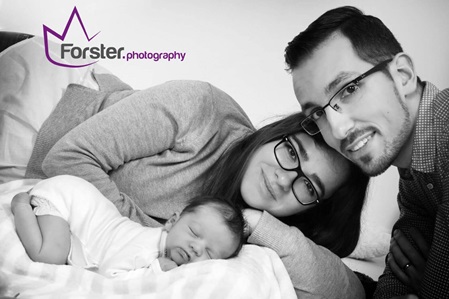 Junge Eltern mit Baby beim Newborn-Fotoshooting in Iserlohn