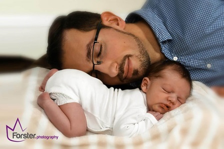 Junger Vater mit Baby beim Newborn-Fotoshooting in Iserlohn