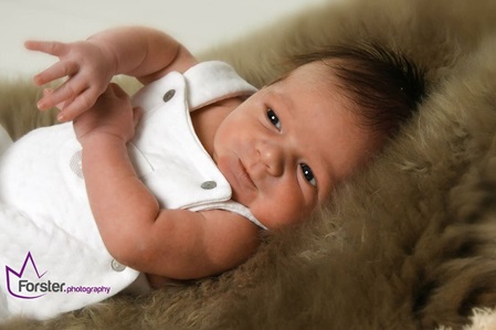 Kleines Baby beim Newborn-Fotoshooting in Iserlohn