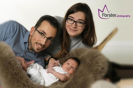 Junge Eltern mit Baby beim Newborn-Fotoshooting in Iserlohn