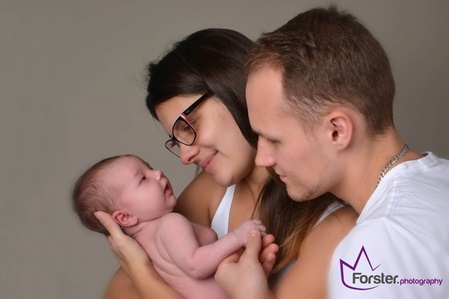 Junge Eltern mit Baby beim Newborn-Fotoshooting in Iserlohn