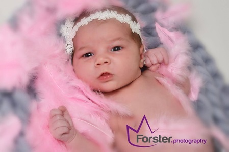 Kleines Baby beim Newborn-Fotoshooting in Iserlohn