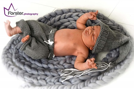 Kleines Baby beim Newborn-Fotoshooting in Iserlohn