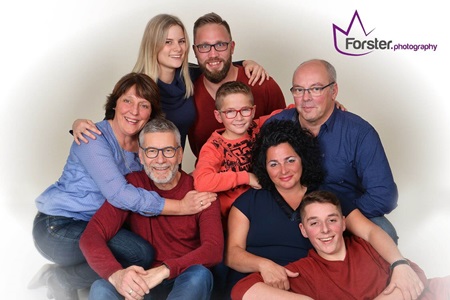 Junge Familie lächelt in die Kamera beim Fotoshooting in Iserlohn