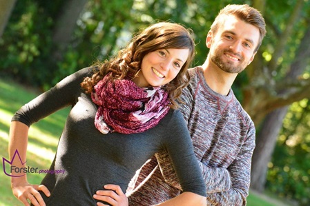 Junges Geschwisterpaar lächelt in die Kamera beim Fotoshooting in Iserlohn