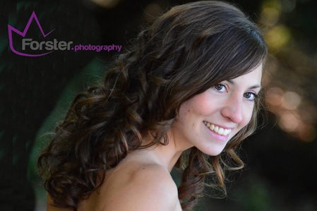 Junge Frau mit langen Haaren lächelt in die Kamera beim Fotoshooting in Iserlohn