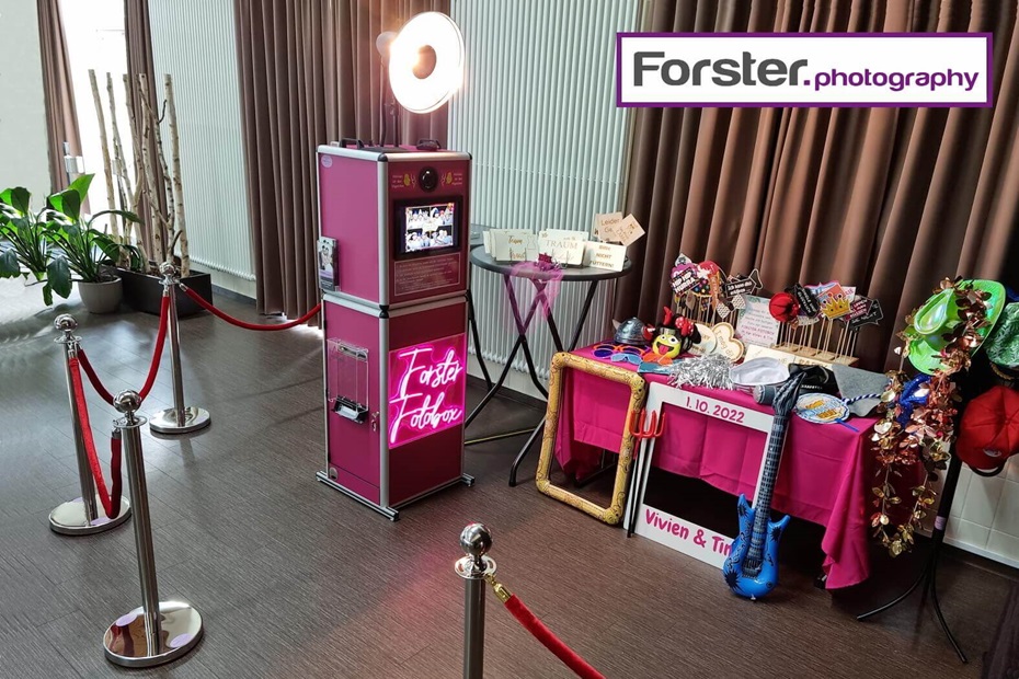 Forster-Fotobox aus Iserlohn aufgebaut mit vielen Utensilien und Probs vor einer Hochzeitsfeier