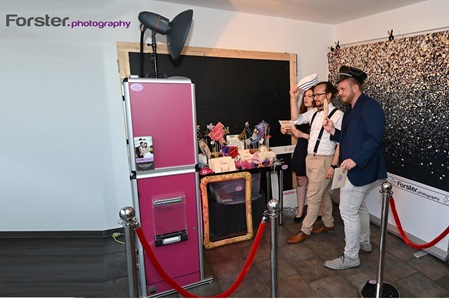 Forster-Fotobox mit Studioblitz mit drei gut gelaunten Gästen auf einer Hochzeitsfeier in Iserlohn