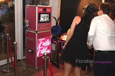 Forster-Fotobox aus Iserlohn mit fröhlichen Gästen auf einer Hochzeitsfeier
