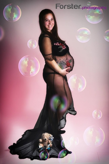 Junge Frau beim Babybauch-Fotoshooting in Iserlohn