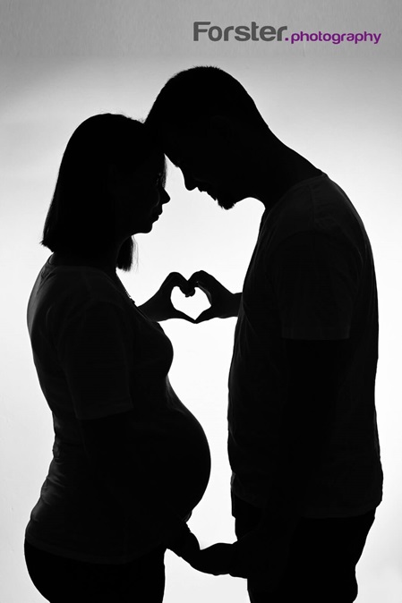 Junges Paar beim Babybauch-Fotoshooting in Iserlohn