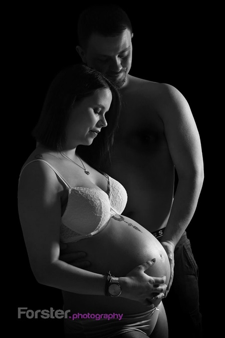 Junges Paar beim Babybauch-Fotoshooting in Iserlohn