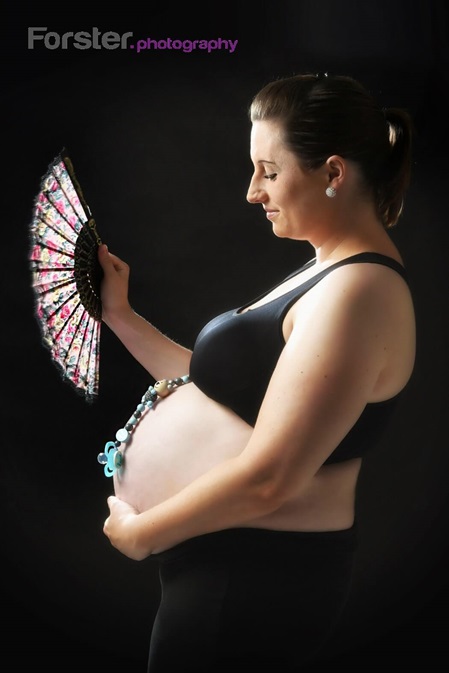 Junge Frau beim Babybauch-Fotoshooting in Iserlohn