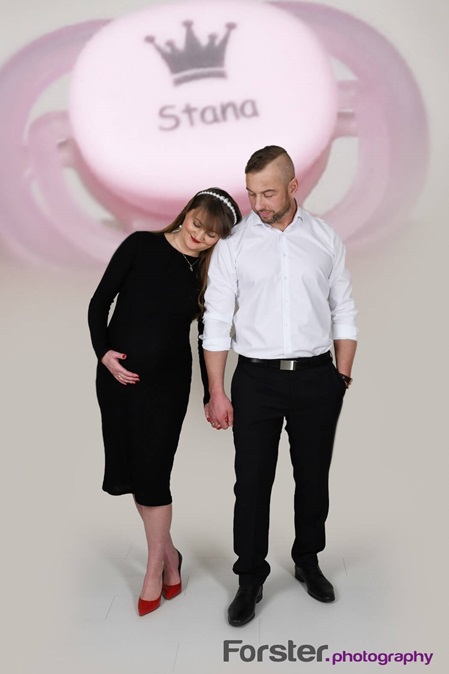 Junges Paar beim Babybauch-Fotoshooting in Iserlohn