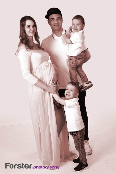 Junge Familie beim Babybauch-Fotoshooting in Iserlohn