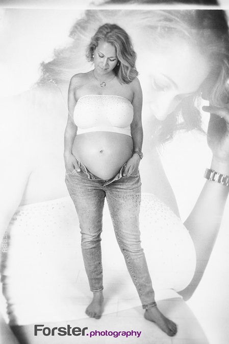 Junge Frau beim Babybauch-Fotoshooting in Iserlohn