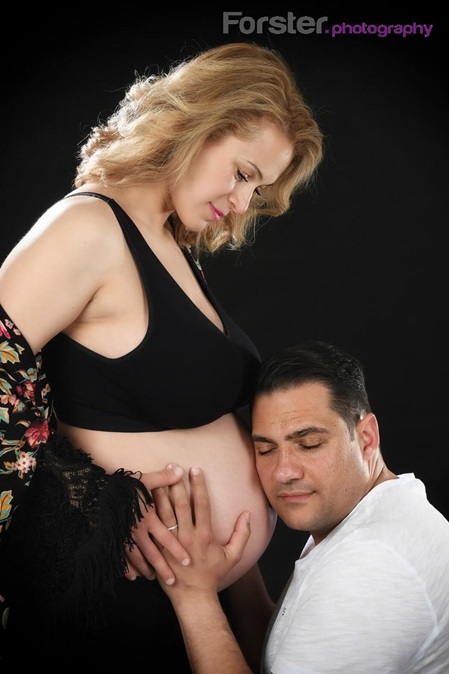 Junges Paar beim Babybauch-Fotoshooting in Iserlohn