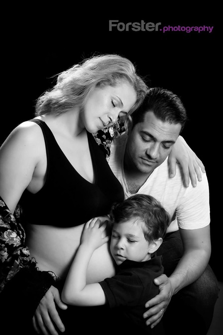 Junge Familie beim Babybauch-Fotoshooting in Iserlohn