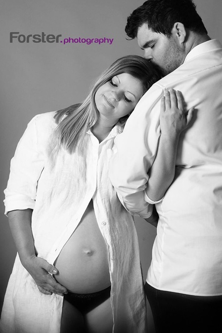 Junges Paar beim Babybauch-Fotoshooting in Iserlohn