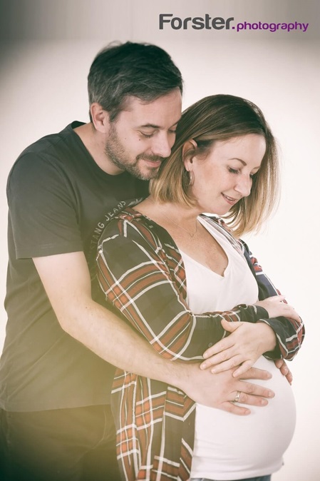 Junges Paar beim Babybauch-Fotoshooting in Iserlohn