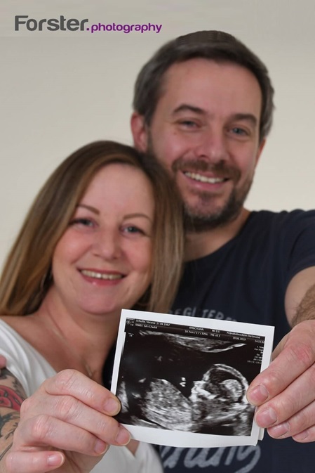 Junges Paar beim Babybauch-Fotoshooting in Iserlohn