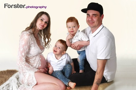 Junge Familie beim Babybauch-Fotoshooting in Iserlohn