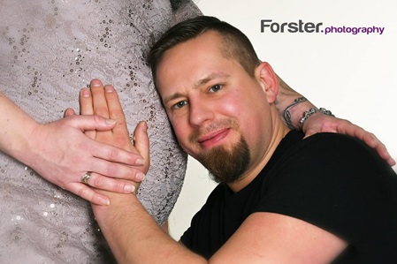 Junges Paar beim Babybauch-Fotoshooting in Iserlohn