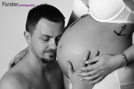 Junges Paar beim Babybauch-Fotoshooting in Iserlohn