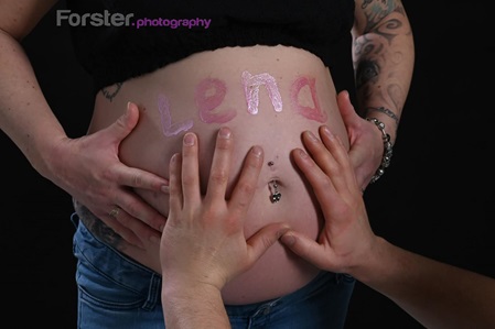 Junge Frau beim Babybauch-Fotoshooting in Iserlohn