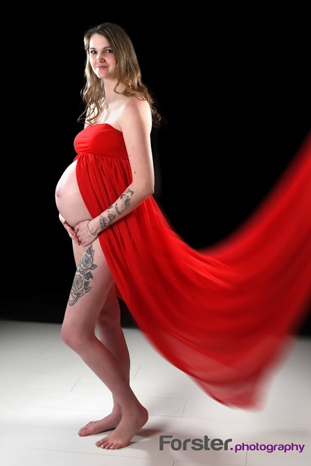 Junge Frau beim Babybauch-Fotoshooting in Iserlohn