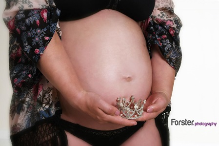 Junge Frau beim Babybauch-Fotoshooting in Iserlohn