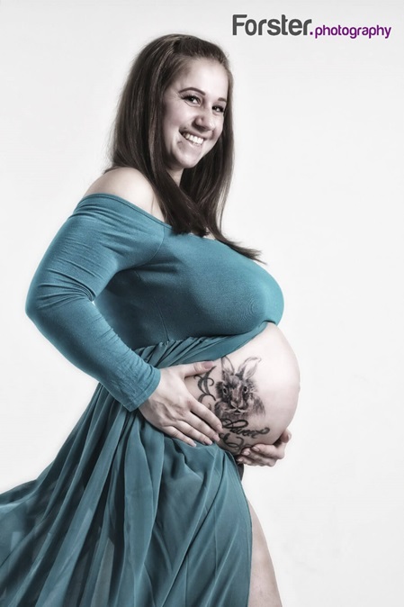 Junge Frau beim Babybauch-Fotoshooting in Iserlohn