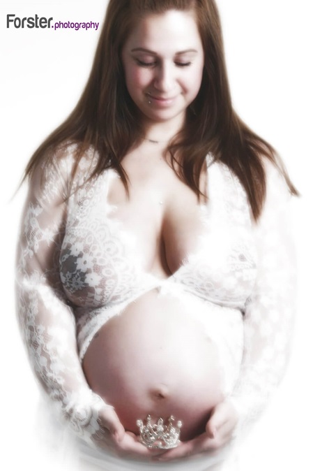 Junge Frau beim Babybauch-Fotoshooting in Iserlohn
