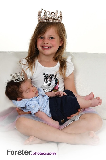 Kleines Baby mit Geschwisterchen beim Newborn-Fotoshooting in Iserlohn