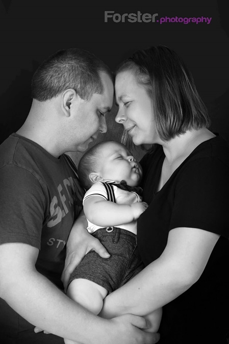 Junge Eltern mit Baby beim Newborn-Fotoshooting in Iserlohn