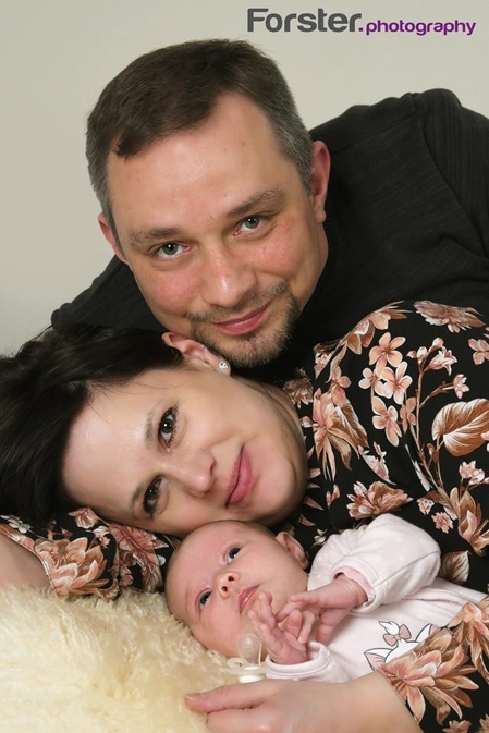 Junge Eltern mit Baby beim Newborn-Fotoshooting in Iserlohn