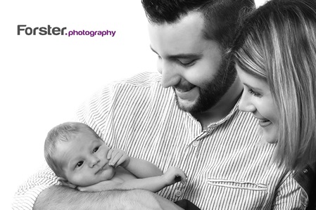 Junge Eltern mit Baby beim Newborn-Fotoshooting in Iserlohn