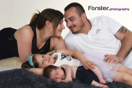 Junge Eltern mit Baby beim Newborn-Fotoshooting in Iserlohn