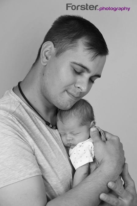 Junger Vater mit Baby beim Newborn-Fotoshooting in Iserlohn