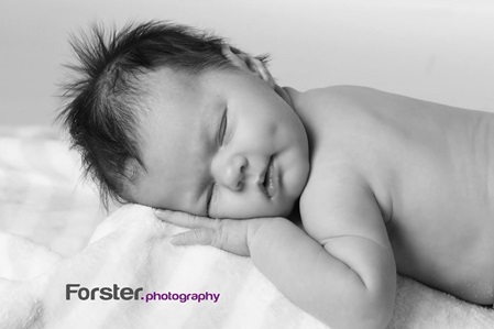 Kleines Baby beim Newborn-Fotoshooting in Iserlohn