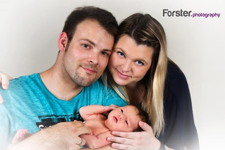 Junge Eltern mit Baby beim Newborn-Fotoshooting in Iserlohn