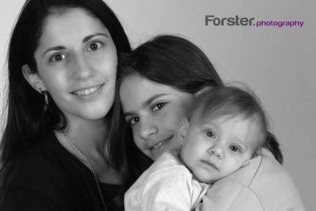 Junge Familie mit Baby beim Newborn-Fotoshooting in Iserlohn