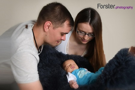 Junge Eltern mit Baby beim Newborn-Fotoshooting in Iserlohn