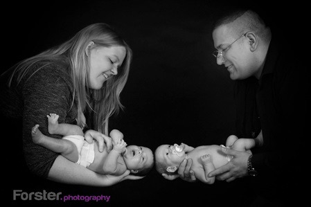 Junge Eltern mit Baby beim Newborn-Fotoshooting in Iserlohn