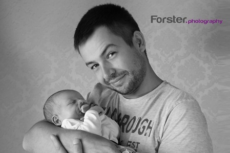 Junger Vater mit Baby beim Newborn-Fotoshooting in Iserlohn