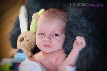 Kleines Baby beim Newborn-Fotoshooting in Iserlohn